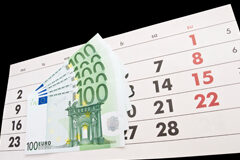 El plazo máximo para liquidar en las actuaciones inspectoras Un calendario y billetes de euro