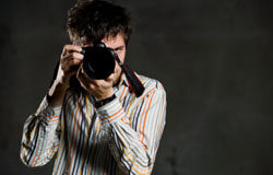 Despedido gracias a un reportaje Un hombre apuntando con su cámara de fotos.