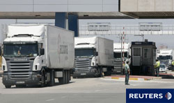 camiones saliendo del puerto de Valencia
