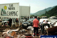 El Supremo desestima el recurso interpuesto por dos afectados de la riada del camping ‘Las Nieves’ de Biescas (Huesca) Los campistas de la búsqueda de sus pertenencias a la entrada de la "Virgen de las Nieves" camping, 9 de agosto, después de un torrente de lodo y piedras arrasó más de un camping familiar lleno de gente en la ciudad española Pirineo de Biescas el 7 de ago