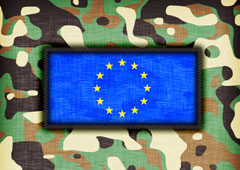 Bandera UE rodeada de dibujos de camuflaje