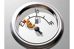 ¿Es impugnable la actividad de promoción de la CNMC? Símbolo de euro dentro de una imagen de carburante