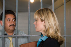 El abogado penitenciarista: su rol en la asistencia integral Abogado visitanto a su cliente en la cárcel