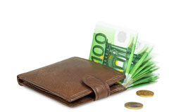 La reforma del artículo 108 LMV: la norma anti-elusión que siempre debió ser Una cartera con billetes de euro