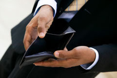 ¿Puede el comprador resolver el contrato por insolvencia sobrevenida? Alguién enseñando la billetera vacía