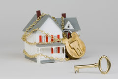 ¿Buenas intenciones o buenas prácticas? Una casa enrollada con una cadena.