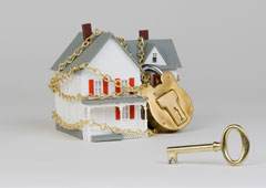 Una casa enrollada con una cadena. Una casa enrollada con una cadena.