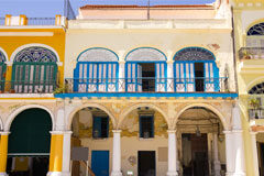 El estatus de ‘residente inmobiliario’ en Cuba Fachadas de casas cubanas