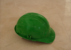Un casco de obra verde