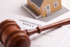 El control de los desequilibrios contractuales en las ejecuciones hipotecarias Una casita y una maza