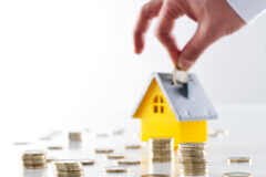 Regulación del alquiler con opción de compra Hucha con forma de casita y monedas