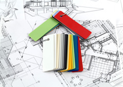 Una casita hecha de plásticos de colores Una casita hecha de plásticos de colores