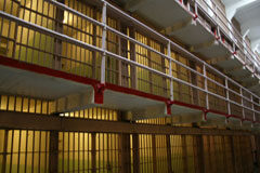 Novedades respecto al derecho a la entrevista reservada entre abogado y detenido antes de la declaración en sede policial Celdas de una carcel.