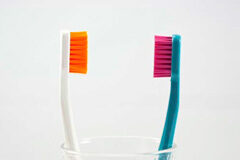 Derecho a la intimidad y matrimonio Dos cepillos de dientes dentro de un vaso