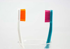 Dos cepillos de dientes dentro de un vaso