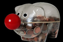 Sobre el dolo eventual Un hucha de cerdo llena de monedas y con nariz de payaso.