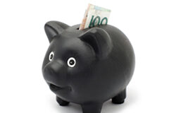 El papel del gestor financiero en el delito fiscal Una hucha de cerdito de color negro