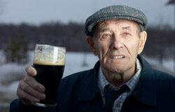 El TUE dice que la cervecera americana Anheuser-Busch no puede registrar la marca ‘budweiser’ Un anciano bebiendo cerveza