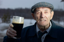 Un anciano bebiendo cerveza