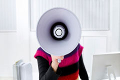 Voces de cambio en el silencio administrativo Una chica con un megáfono