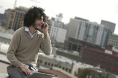 Los Autónomos en la Ley de Presupuestos Un chico hablando por teléfono en una azotea.