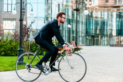 Los accidentes in itinere se incrementan en 2017 marcados por una difícil jurisprudencia Un chico montado en una bicicleta