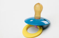 ¿Y si se suministra cocaína y heroína a través del chupete a su hijo de 5 meses? Un chupete sobre una mesa.