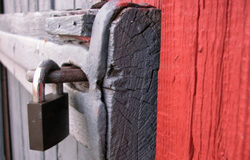 Cierre de local a instancias del arrendador Una puerta cerrada con un candado.