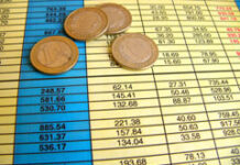 ¿Es necesario un Balance Auditado para poder ejecutar una Operación Acordeón? Una hoja con cifras y unas monedas