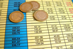 Informe de auditoría y operación acordeón Una hoja con cifras y unas monedas