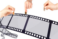 Crowdfunding y los retos de la financiación colectiva Manos con monedas de euro y una película