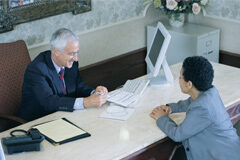 Nuevas exigencias de la MIFID en España Una cliente sentada en el despacho de un banco