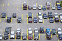 Vehículos demasiado grandes para plazas pequeñas Coches aparcados.