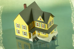 Requisitos de legitimación para la impugnación de acuerdos comunitarios Casa de vecinos