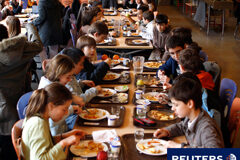 De los servicios mínimos en huelgas convocadas en el sector de comedores escolares Niños en un comedor escolar