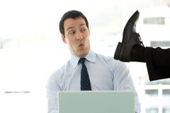 Captación de clientes de la antigua empresa y actos de competencia desleal Una persona sentada con un pie a su izquierda