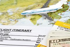 El derecho de desistimiento en el transporte aéreo (I) Un mapa con un avión encima, billete de avión y unos billetes de dólares