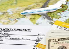 Un mapa con un avión encima, billete de avión y unos billetes de dólares