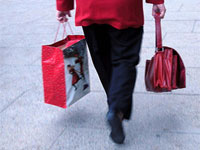Mujer con bolsas de compra por la calle Mujer con bolsas de compra por la calle