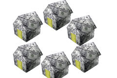 La preferencia y la afección real de los créditos de las Comunidades de Propietarios Haciendo un círculo unas casas de papel hechas con billetes