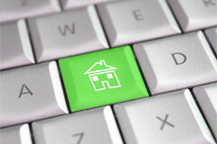 ¿Tengo derecho a conciliar como yo quiera? Una casita dibujada en una tecla de ordenador