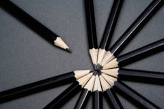 Responsabilidad penal de la empresa (III) Corporate Defense Varios lápices formando un círculo menos uno.