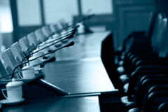 Aspectos concursales de la Ley de apoyo a los emprendedores y su internacionalización Mesas y micrófonos