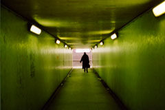 Novedades penales en materia de contrabando Una persona con un maletín andando por un túnel.