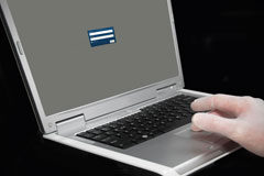 Identity theft informático y usurpación del estado civil Un ordenador con usuario y contraseña en la pantalla