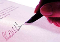 Mucho cuidado con los productos financieros que te ofrece tu banco de confianza Una mano firmando un documento.