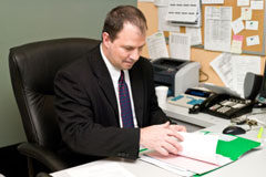 El contrato de leasing en el concurso de acreedores Un hombre revisando un contrato en su oficina.