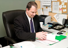 Un hombre revisando un contrato en su oficina.