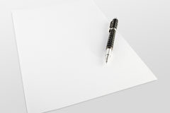 Las medidas urgentes para la contratación indefinida Un folio blanco con un boligrafo