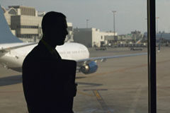 Controladores aéreos. ¿Doble rasero inconstitucional? Un controlador con un hombre al fondo